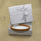 Haselnussbraunes Lederarmband mit poliertem Edelstahlverschluss