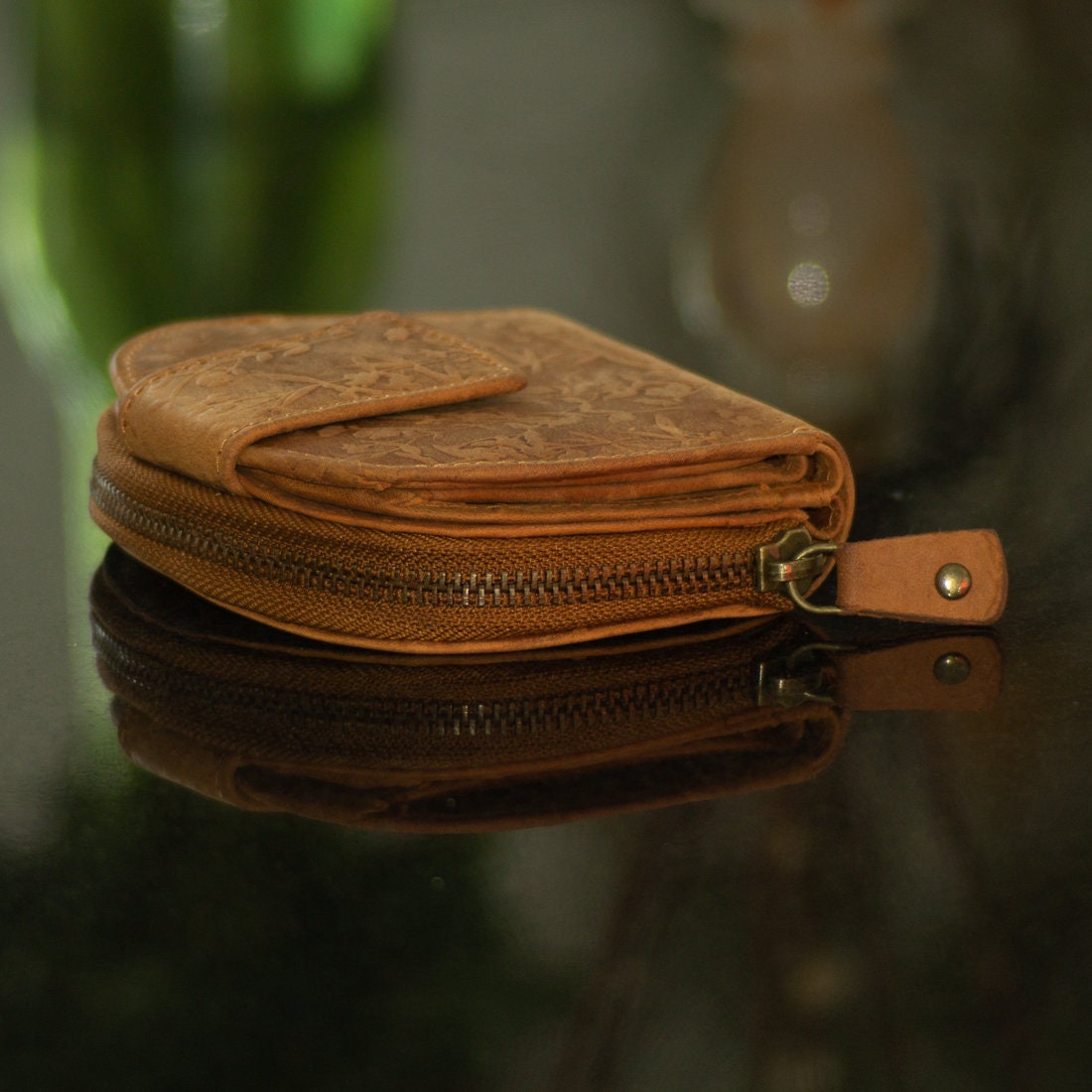 Damen Geldbörse aus Echtleder mit RFID-Schutz, Cognac Braun, 11 × 10 × 3 cm, Blumenprägung, 12 Kartenfächer