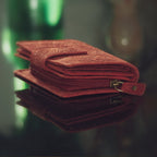 Damen Geldbörse aus Echtleder mit RFID-Schutz, Rot, 14 × 10 × 4,5 cm, geprägtes Blumenmuster, großer Stauraum